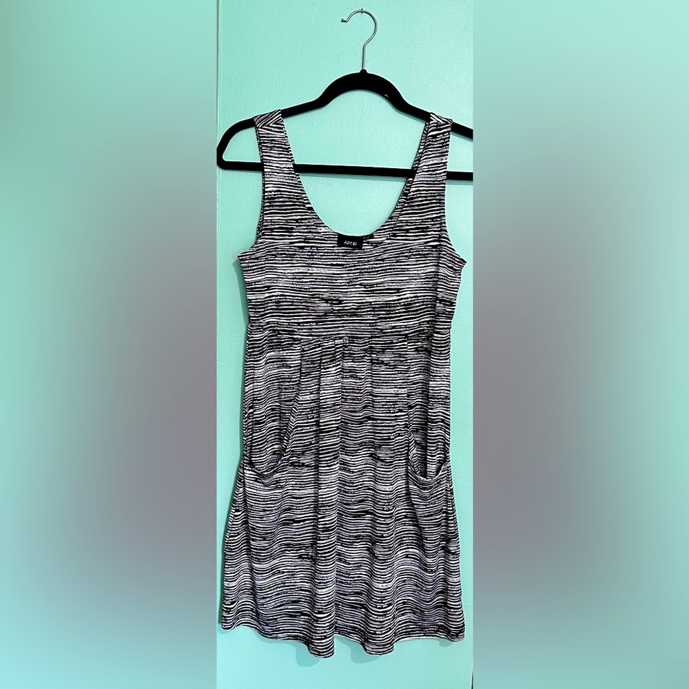 Apt.9 Sleeveless Black&White Dress w/pockets (95% polyester/5% spandex) RN#69459